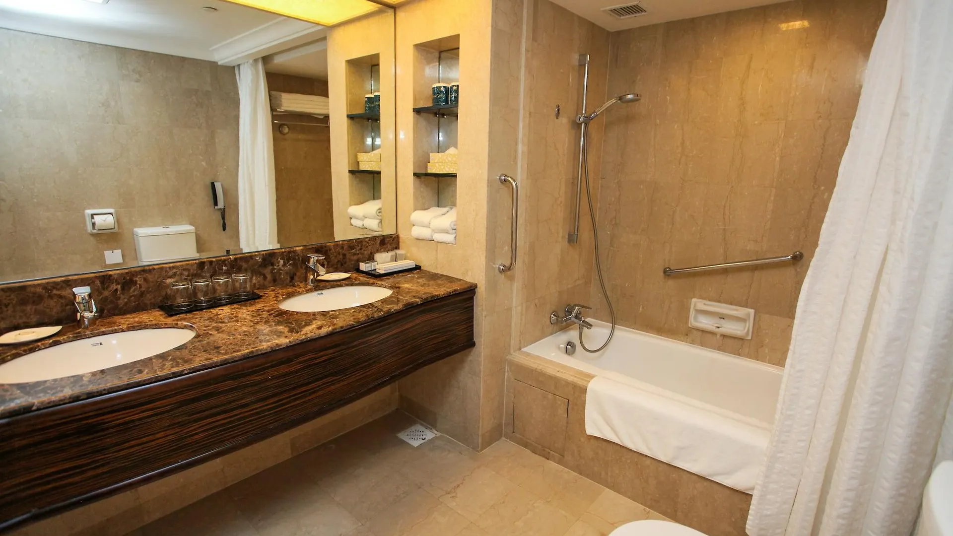 York Hotel Singapore 4*,